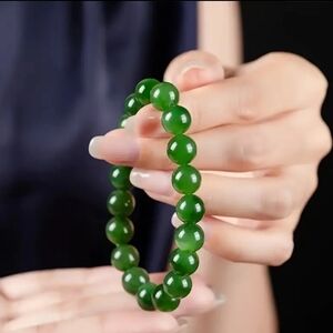 Elegant Green Beaded Bracelet